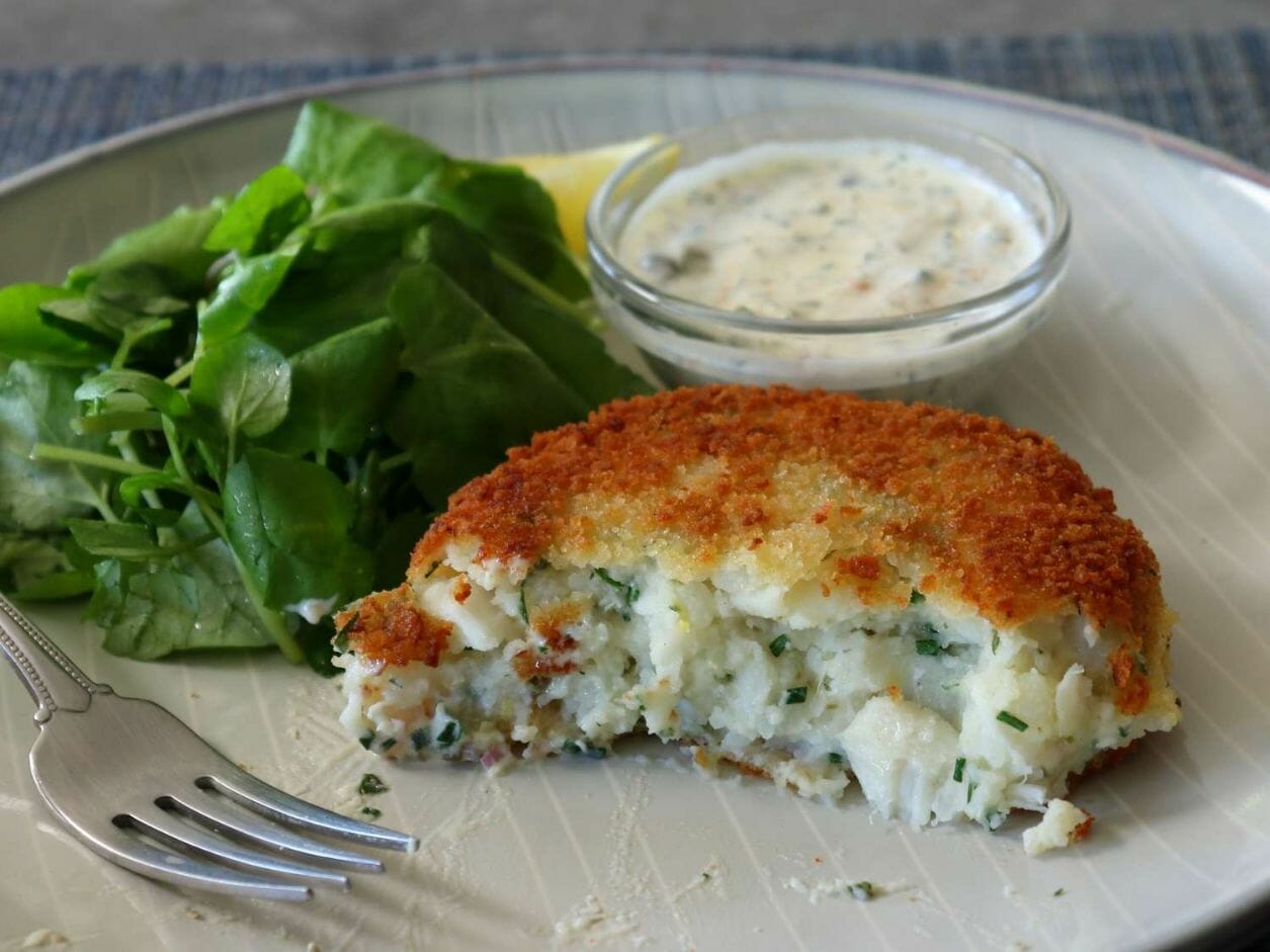 cod-fish-cakes-recipe-in-2021-cod-fish-cakes-homemade-fish-cakes